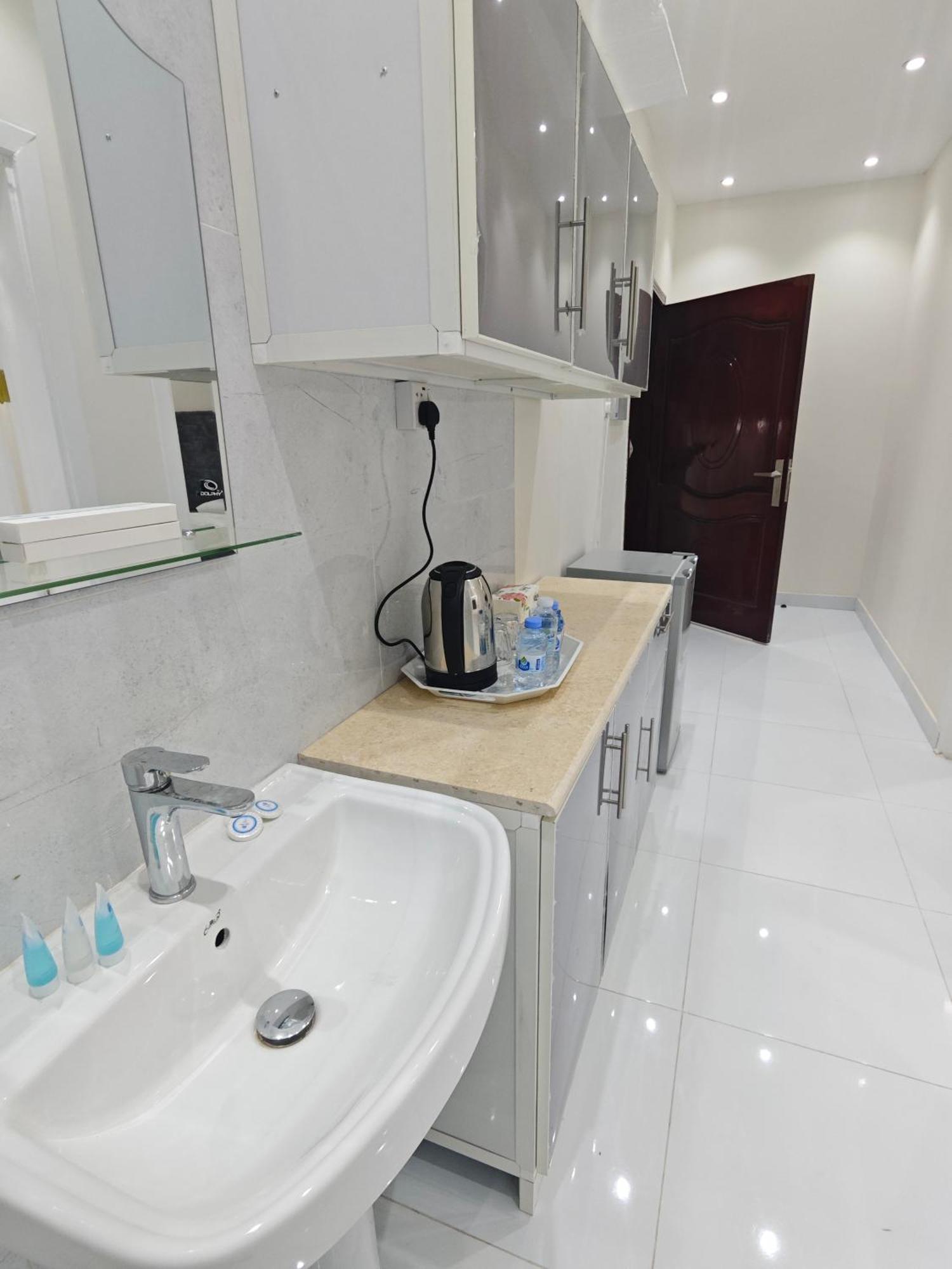 Yaqoot Al Madina Suites Al Awali Exterior foto